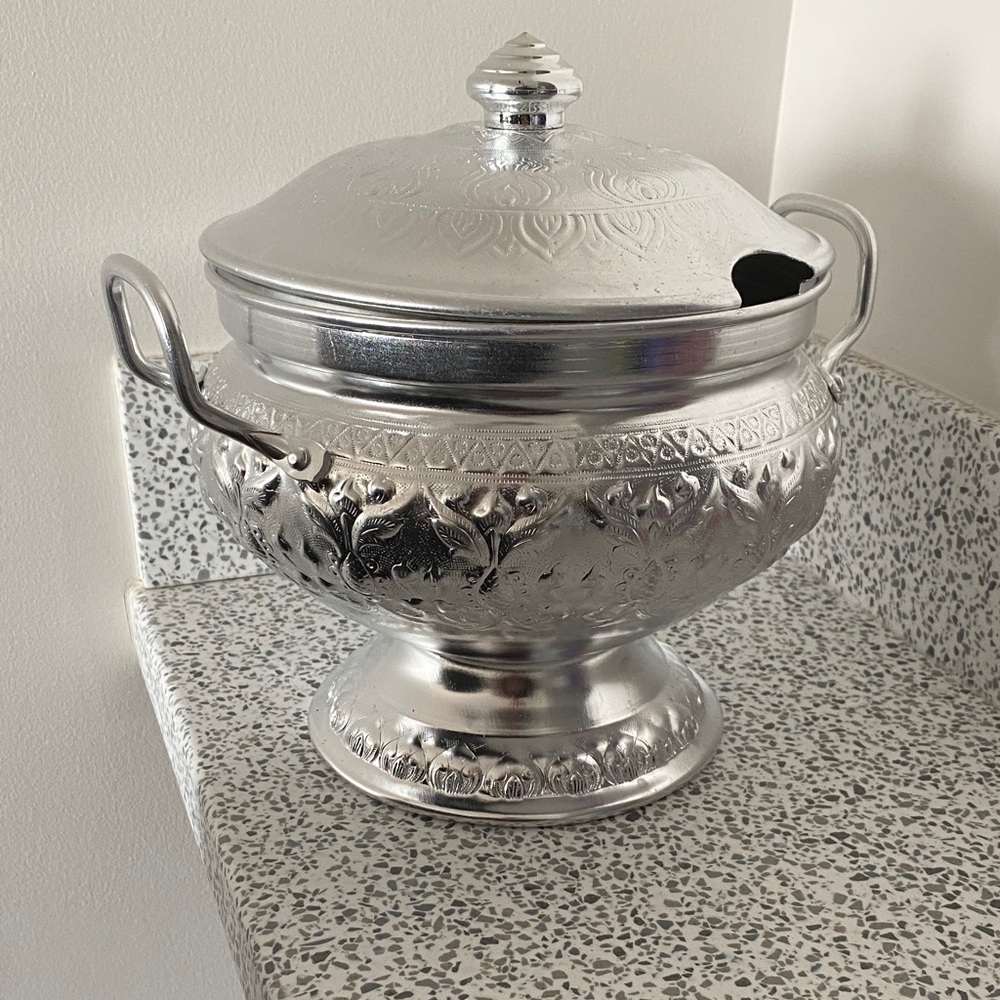 Rice Serving Bowl with Lid & Spoon - Elegant Food Storage For Thai , Soups, Food